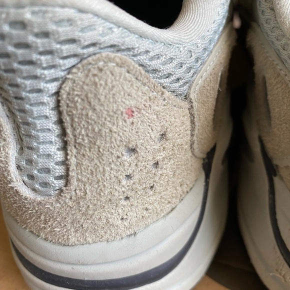 Yeezy Boost 700 Salt - Picture 5 of 9